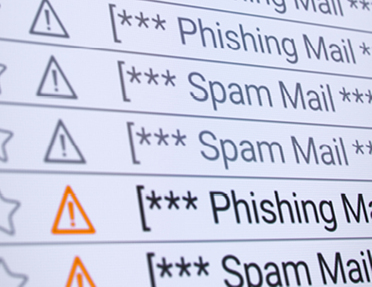 Nahaufnahme eines Posteingangs mit Spam- und Phishing-E-Mails
