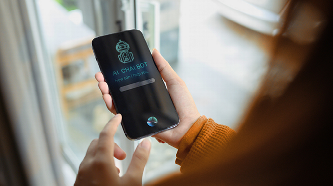 Eine Person nutzt einen KI-Chatbot auf ihrem Smartphone