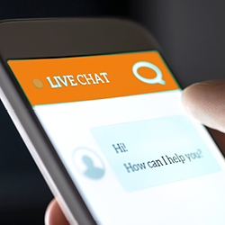 Nahaufnahme eines Smartphone-Bildschirms auf dem eine Chatnachricht in einem Live-Chat zu sehen ist