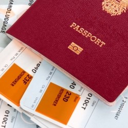 Eine Nahaufnahme eines Reisepasses mit zwei gedruckten Flugtickets darin